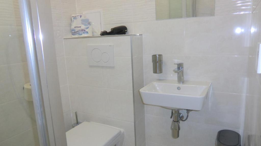 HU - Double Or Twin Room With Shared Bathroom