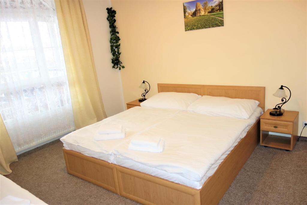 Łóżko lub łóżka w pokoju w obiekcie Hotel Zámeček