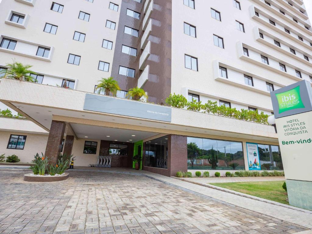 a building with a sign in front of it at ibis Styles Vitoria da Conquista in Vitória da Conquista