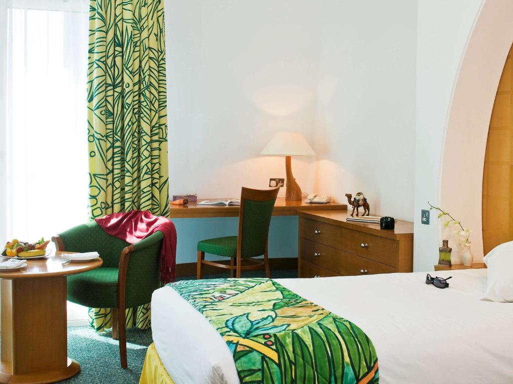 Postel nebo postele na pokoji v ubytování Oryx Grand Hotel Jebel Hafeet