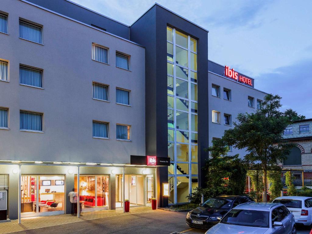 un hotel con auto parcheggiate di fronte di ibis Winterthur City a Winterthur