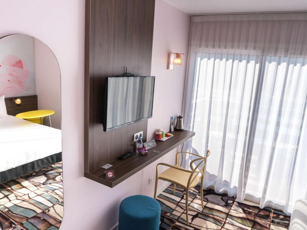 TV a/nebo společenská místnost v ubytování ibis Styles Perpignan Canet En Roussillon