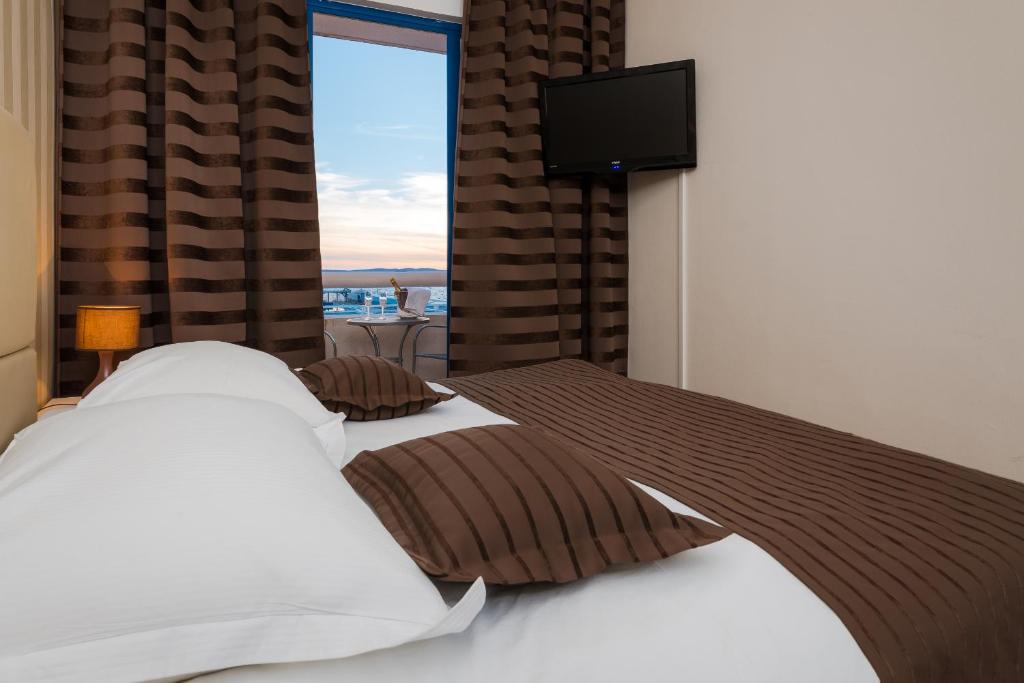 Postel nebo postele na pokoji v ubytování Hotel Jadran