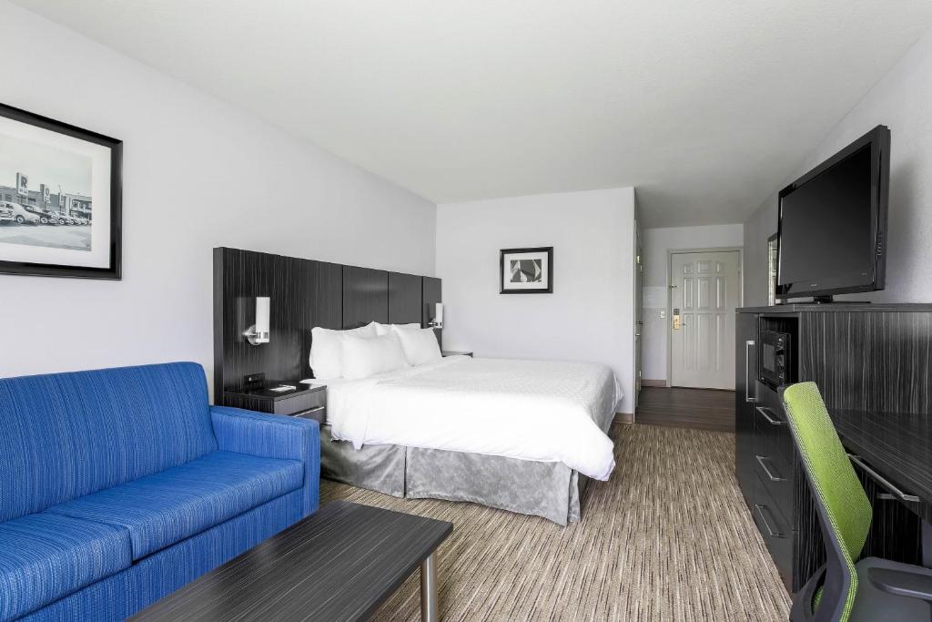 Holiday Inn Express Lancaster by IHG - Standard King Room With Sofa Bed