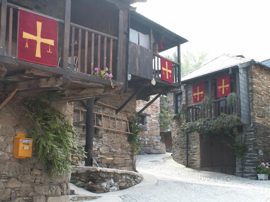 un edificio con una bandera a un lado. en Casa Turpesa, en Peñalba de Santiago