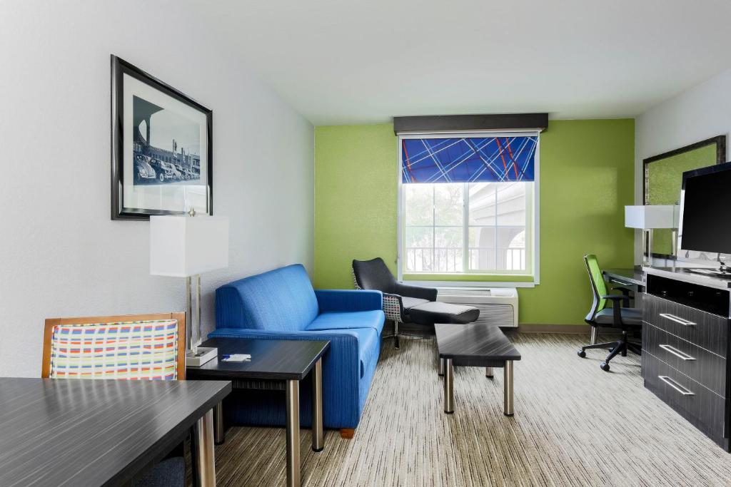 Holiday Inn Express Lancaster by IHG - King Suite