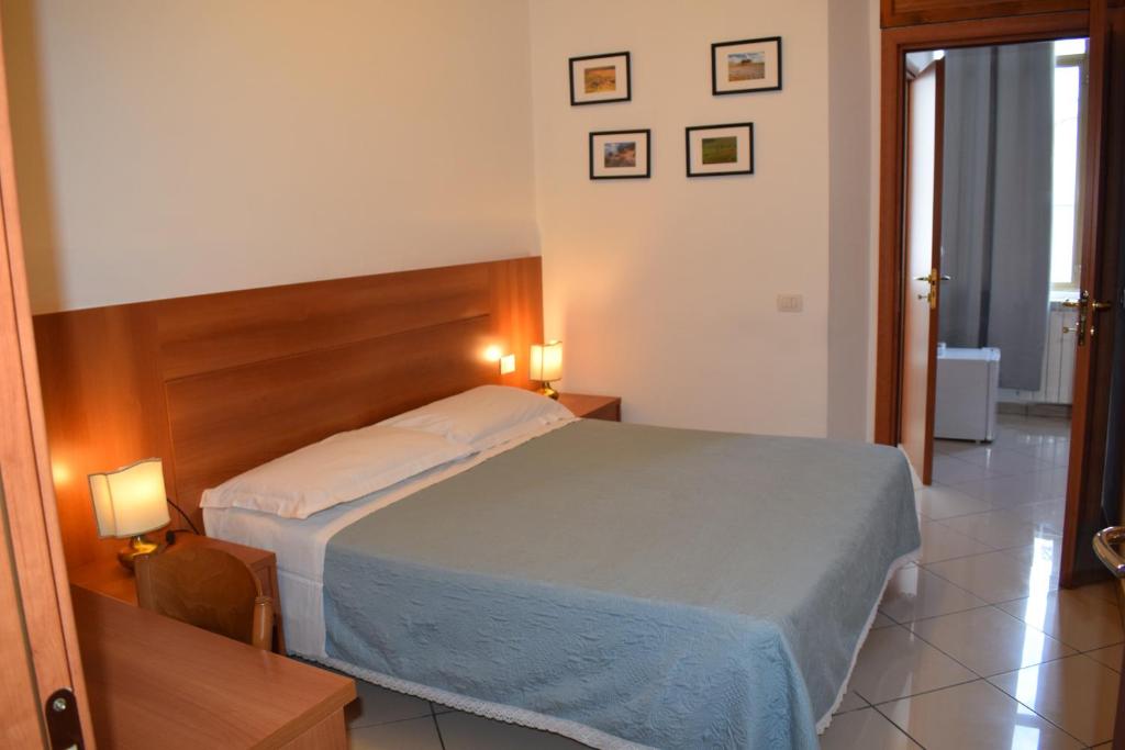 A bed or beds in a room at Hotel Dalmazia