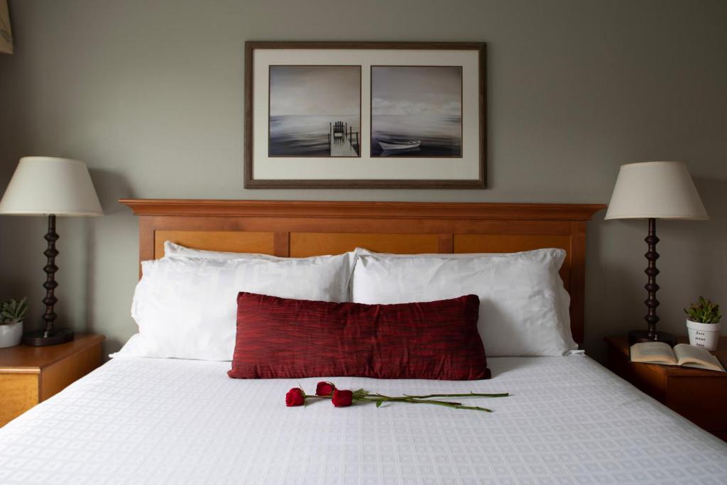 Postel nebo postele na pokoji v ubytování Rivertide Suites