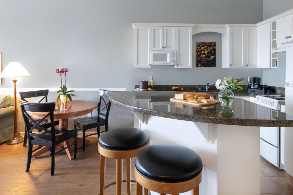 Kuchyň nebo kuchyňský kout v ubytování Rivertide Suites