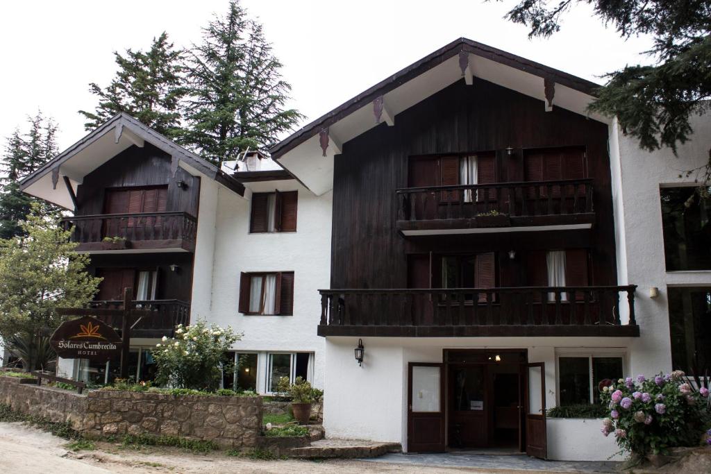 un gran edificio blanco con balcones. en Solares Cumbrecita Hotel & Apart en La Cumbrecita