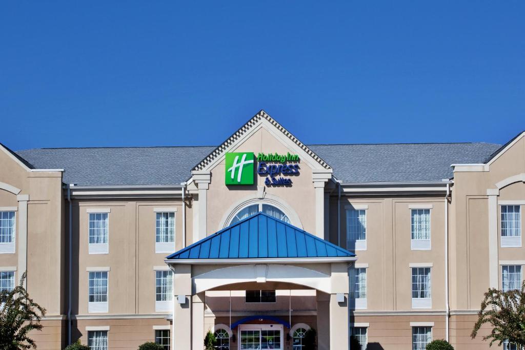 una imagen de un hotel con la posada Hilton Garden en Holiday Inn Express & Suites Orangeburg, an IHG Hotel en Orangeburg