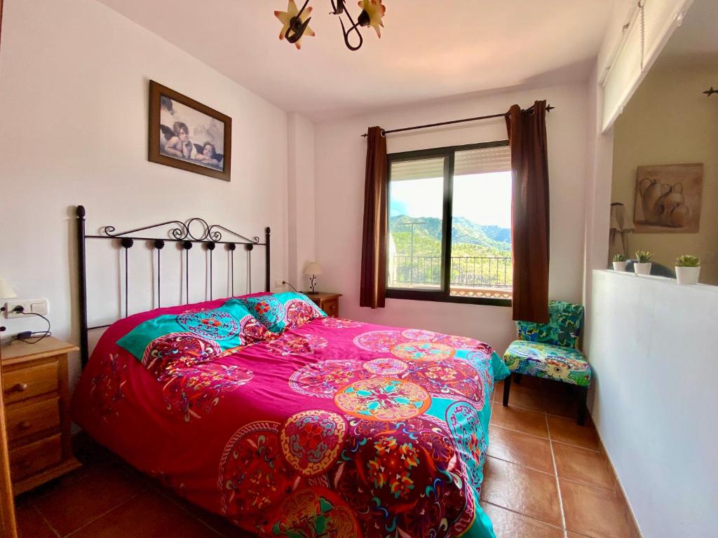 Postel nebo postele na pokoji v ubytování Apartamentos Axarquia , Frigiliana, terraza privada con vistas a la montaña rio y al mar