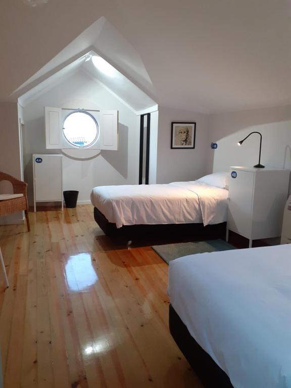 Fonte Branca Guest House - Sé tesisinde bir odada yatak veya yataklar
