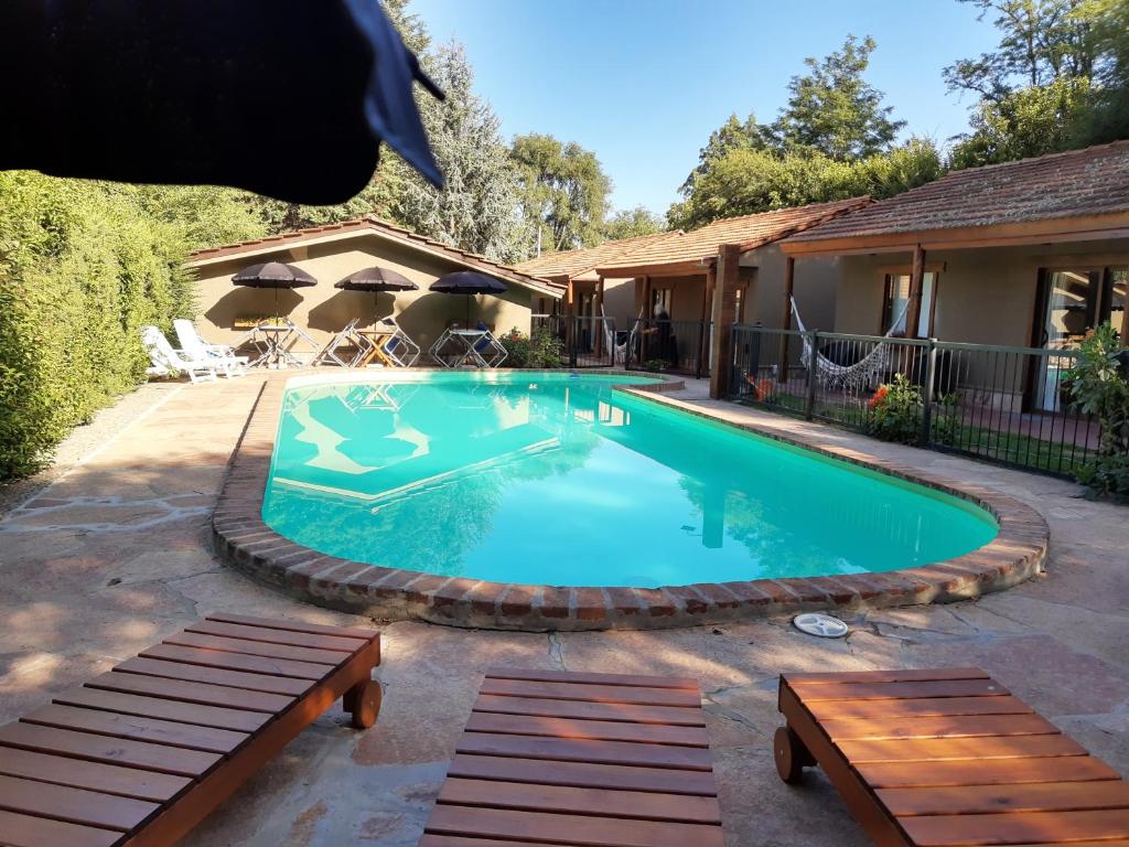 una piscina en un patio con una casa en Mont Blanc en Villa General Belgrano