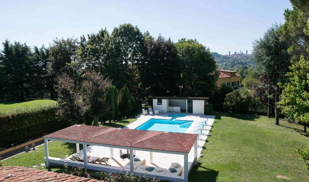 een afbeelding van een zwembad in een tuin bij Da Noi Due in Bergamo