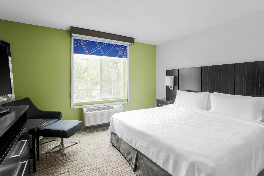 Holiday Inn Express Lancaster by IHG - King Room - Mobility Access/Hearing Accessible