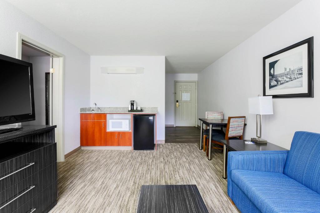 Holiday Inn Express Lancaster by IHG - King Suite With Balcony