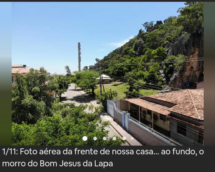 Blick auf einen Berg mit einem Zug auf einer Straße in der Unterkunft casa pedacinho do morro in Bom Jesus da Lapa