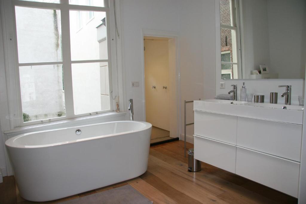 Salle de bains dans l'établissement Mokum Suites