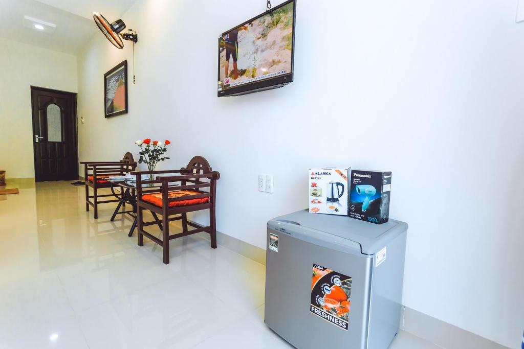 TV a/nebo společenská místnost v ubytování Vip House Hoi An Homestay