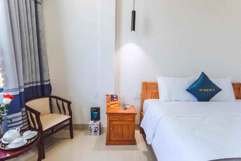 Postel nebo postele na pokoji v ubytování Vip House Hoi An Homestay