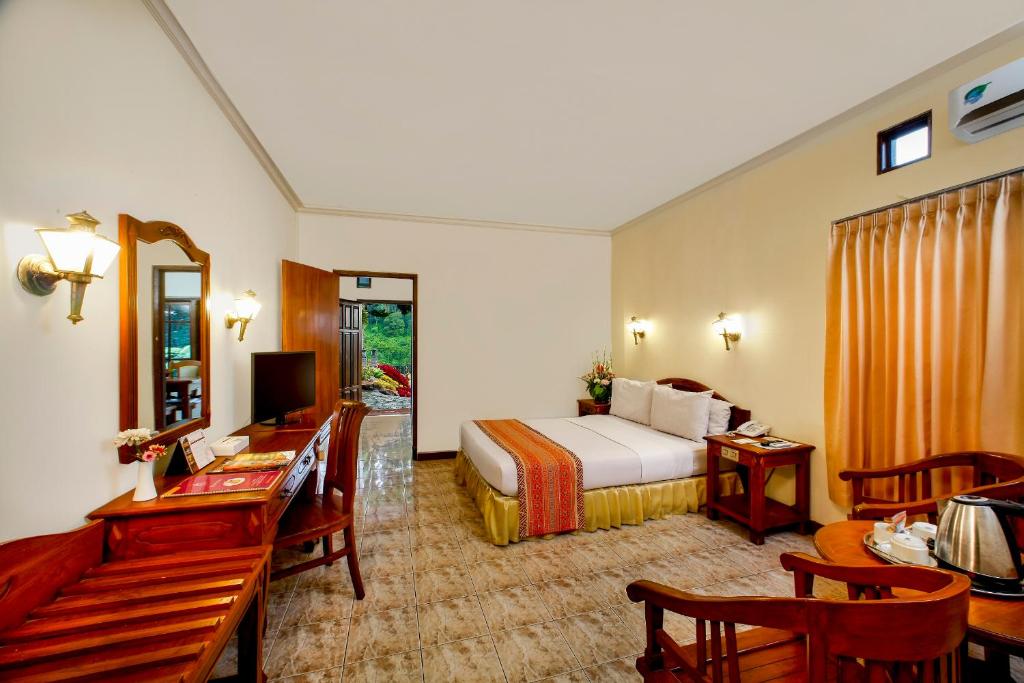 Postel nebo postele na pokoji v ubytování Inna Tretes Hotel & Resort