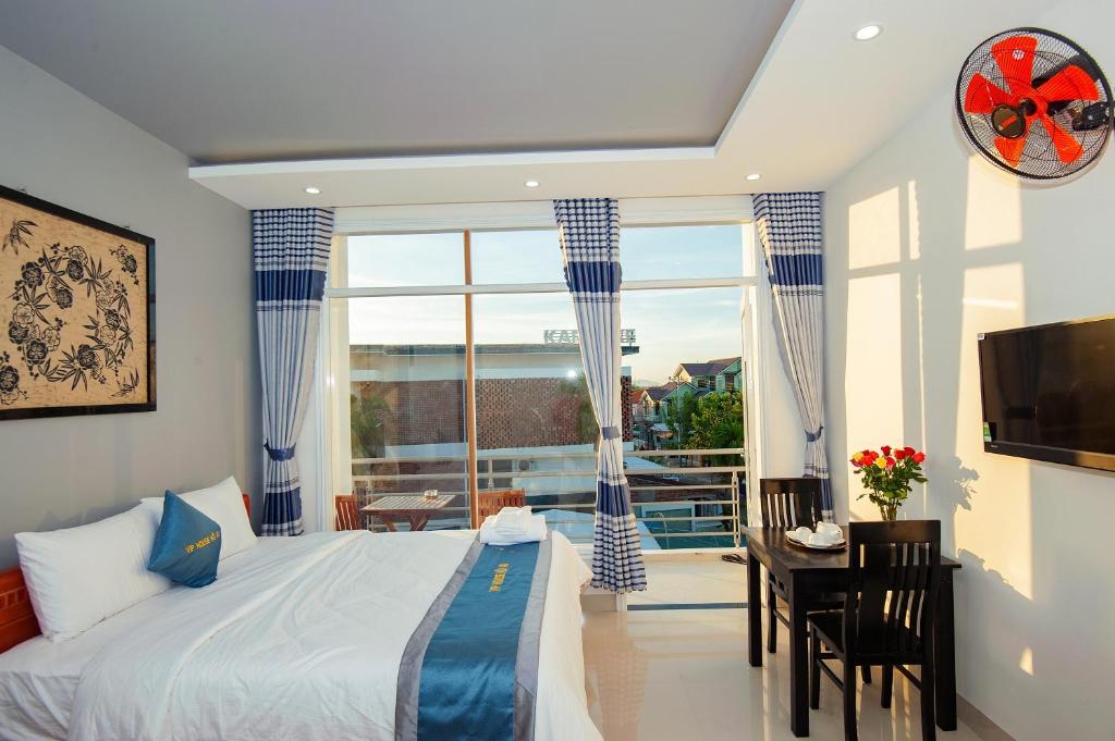 TV a/nebo společenská místnost v ubytování Vip House Hoi An Homestay