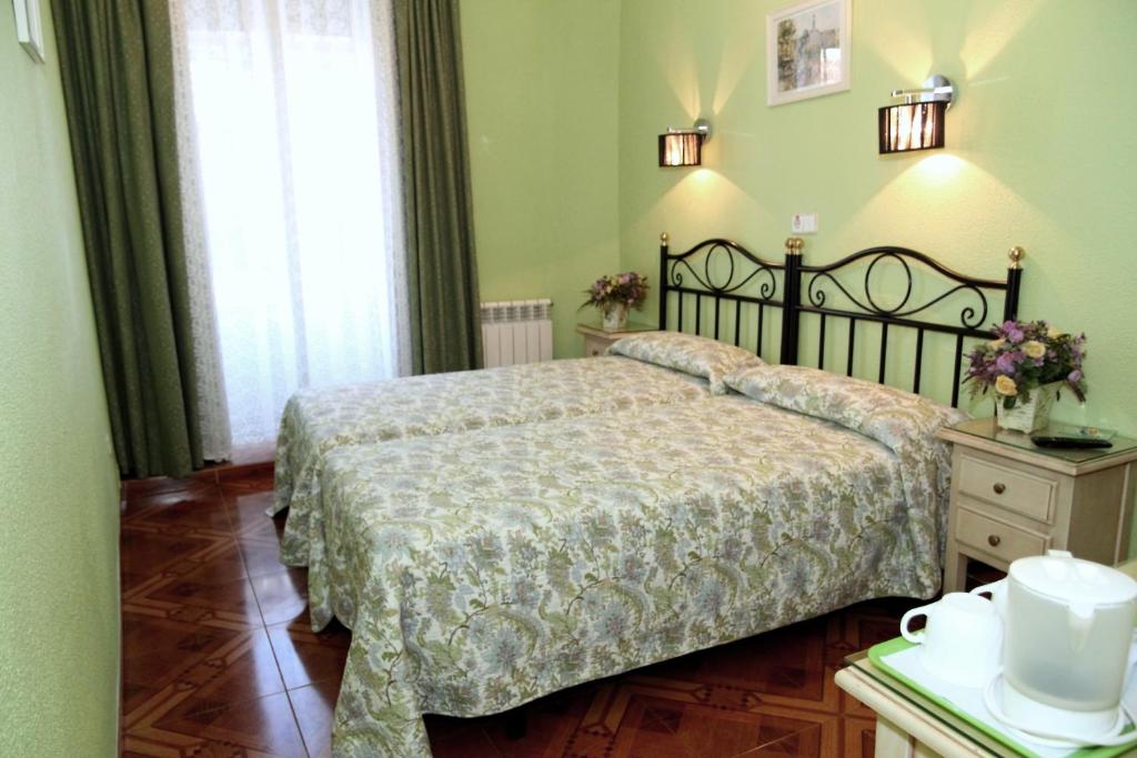 Postel nebo postele na pokoji v ubytování Hostal Los Alpes