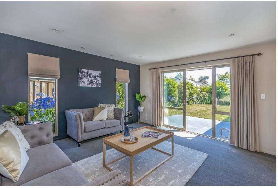 Airport, motorway, shopping handy - Resim 4