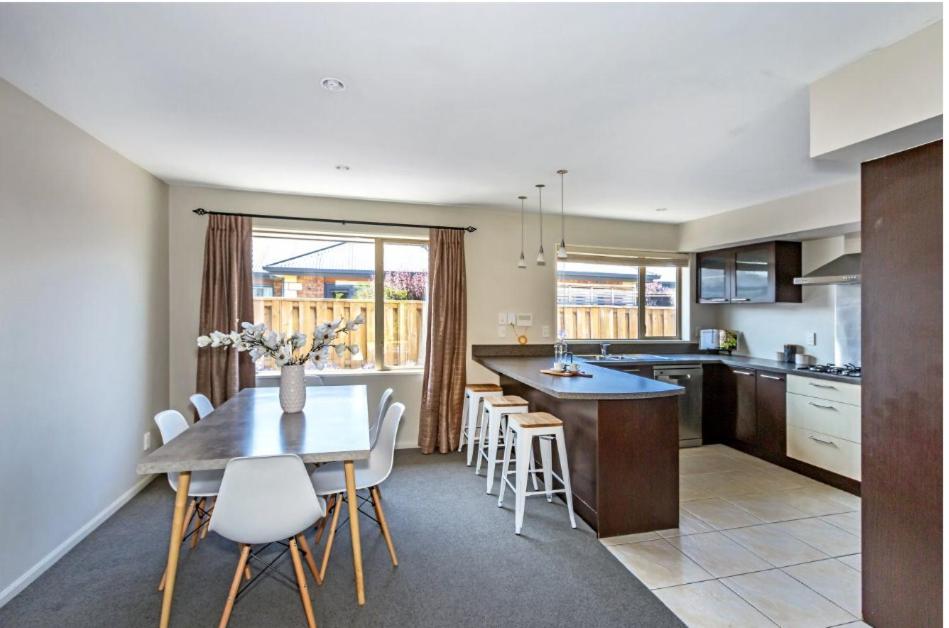 Airport, motorway, shopping handy - Resim 5