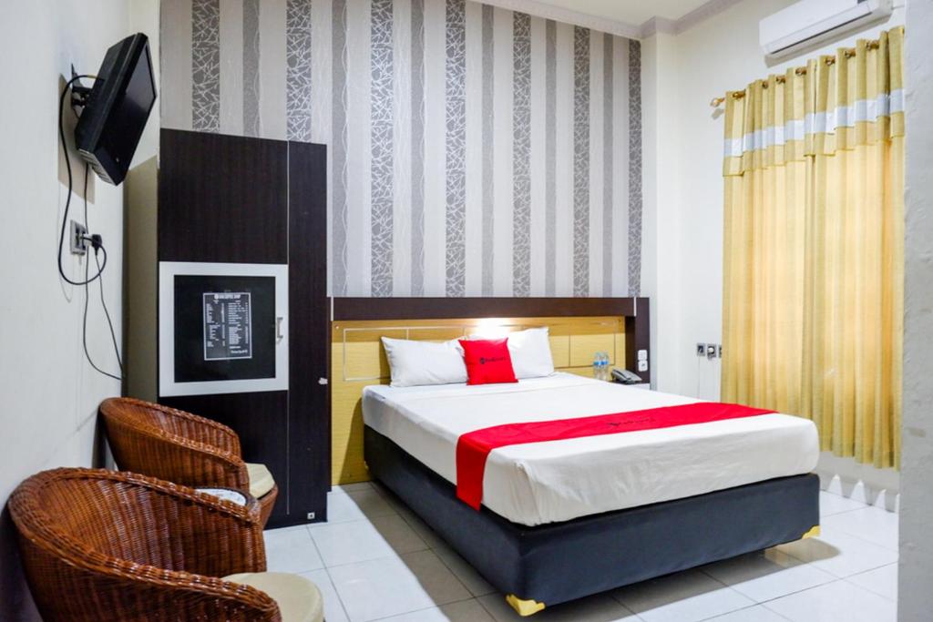 เตียงในห้องที่ RedDoorz @ Hotel Bumi Palupy
