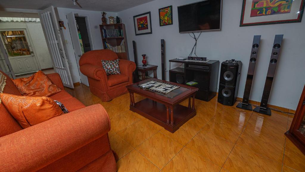 TV a/nebo společenská místnost v ubytování Vivienda Turística "El Coronel"