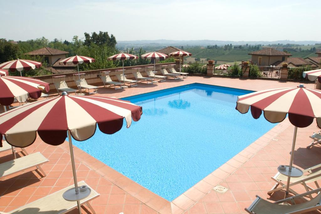 Bazén v ubytování Ariotto Village nebo v jeho okolí