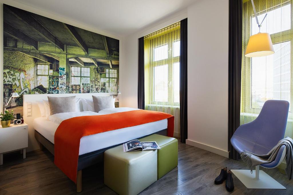 Postel nebo postele na pokoji v ubytování Hotel Indigo Berlin – Ku’damm by IHG