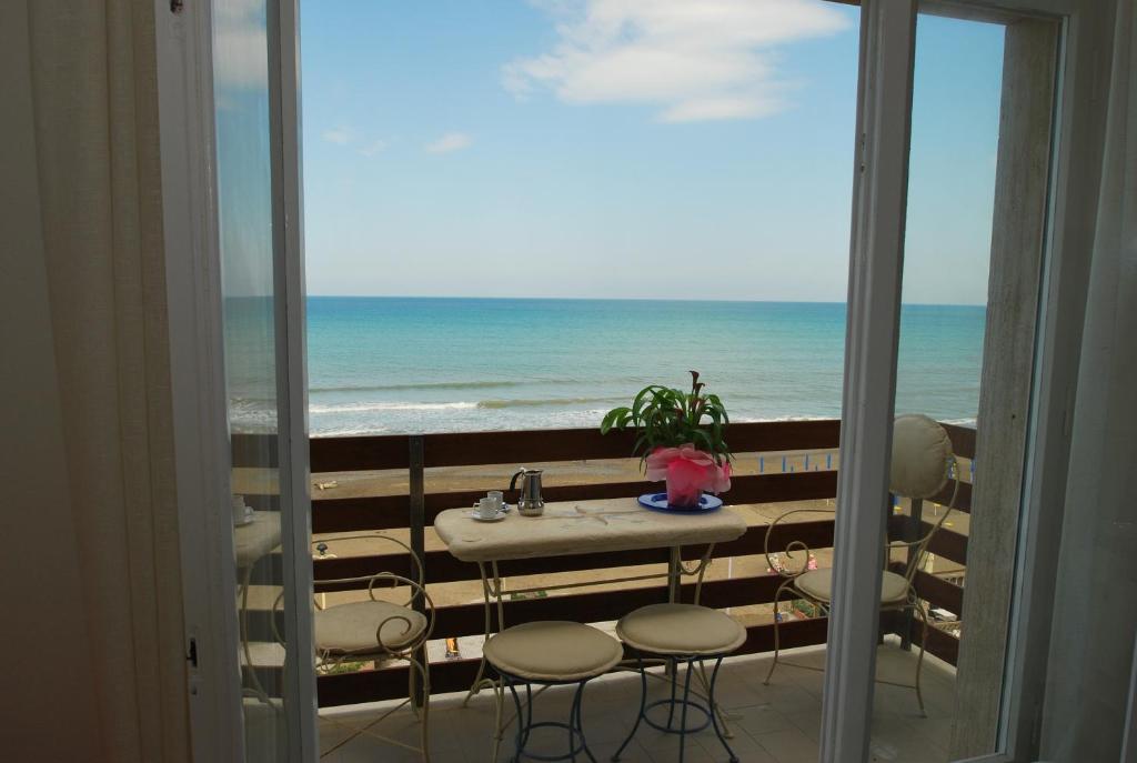 マリーナ・ディ・カスタニェート・カルドゥッチにあるVacanze Toscane In The Seasideの海を望むバルコニー(テーブル、椅子付)
