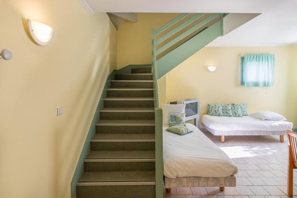 Postel nebo postele na pokoji v ubytování Logis Hotel Le Nuage
