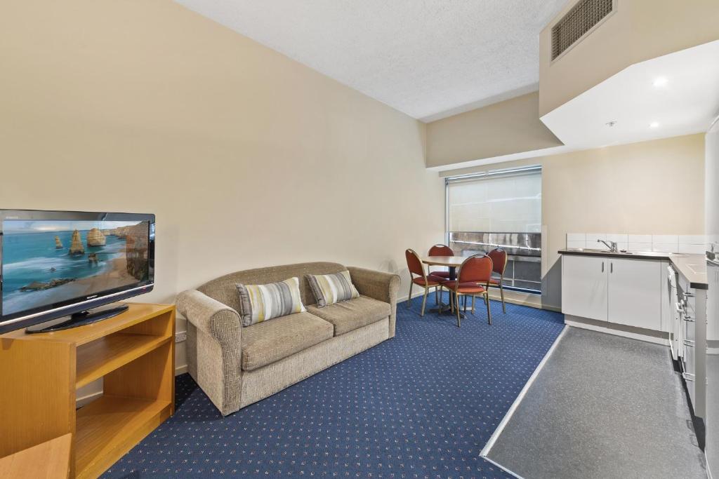 TV a/nebo společenská místnost v ubytování YEHS Hotel Melbourne CBD