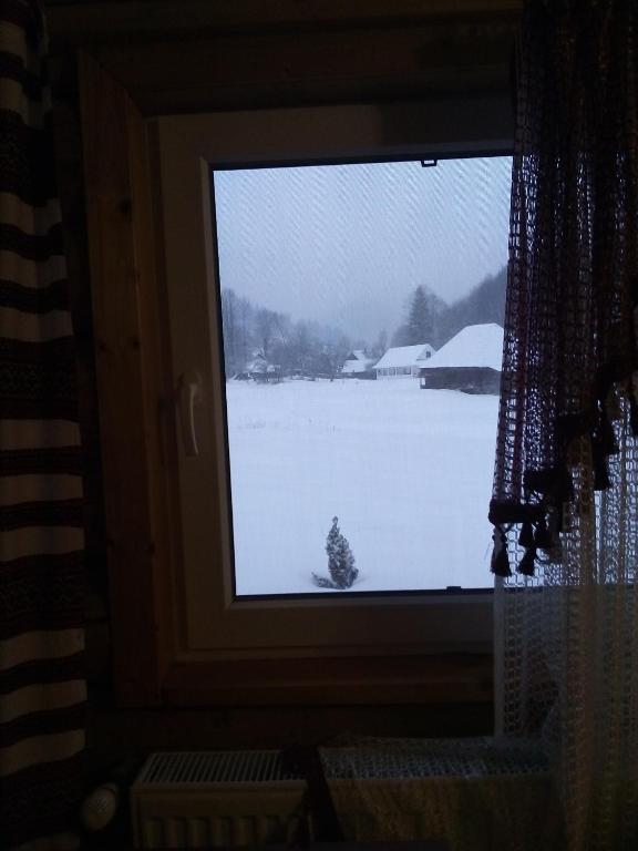 Nespecifikovaný výhled na hory nebo výhled na hory při pohledu z motelu