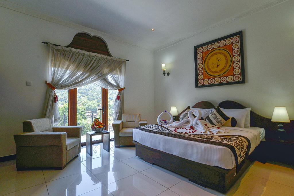 Postel nebo postele na pokoji v ubytování Royal Kandyan Hotel