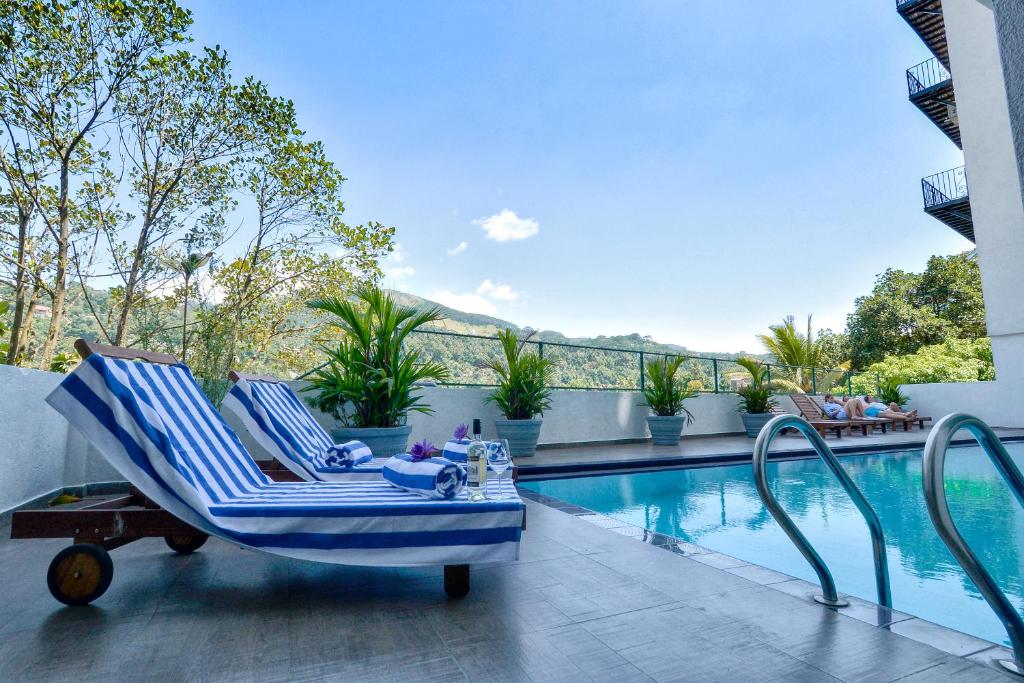Bazén v ubytování Royal Kandyan Hotel nebo v jeho okolí