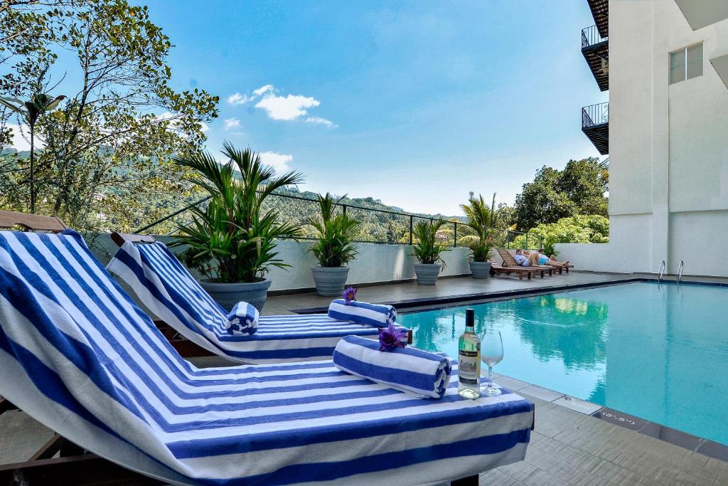 Bazén v ubytování Royal Kandyan Hotel nebo v jeho okolí