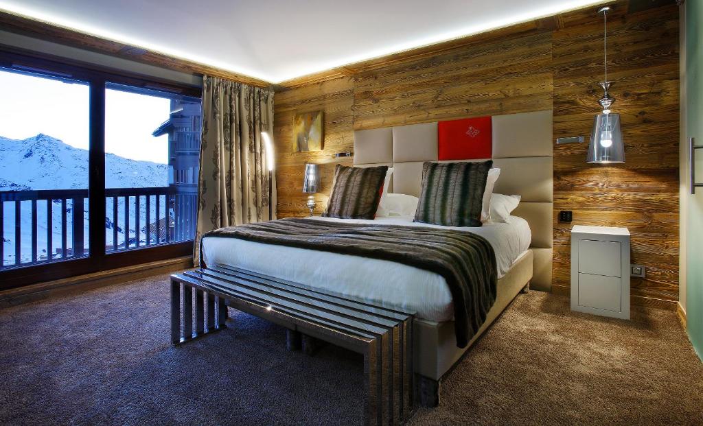 Postel nebo postele na pokoji v ubytování Hôtel Koh-I Nor by Les Etincelles