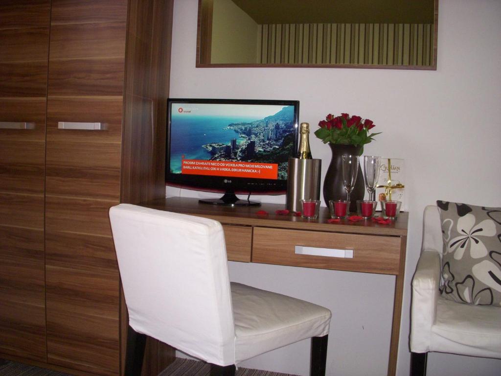 TV a/nebo společenská místnost v ubytování Rezidence Fami Deluxe Design