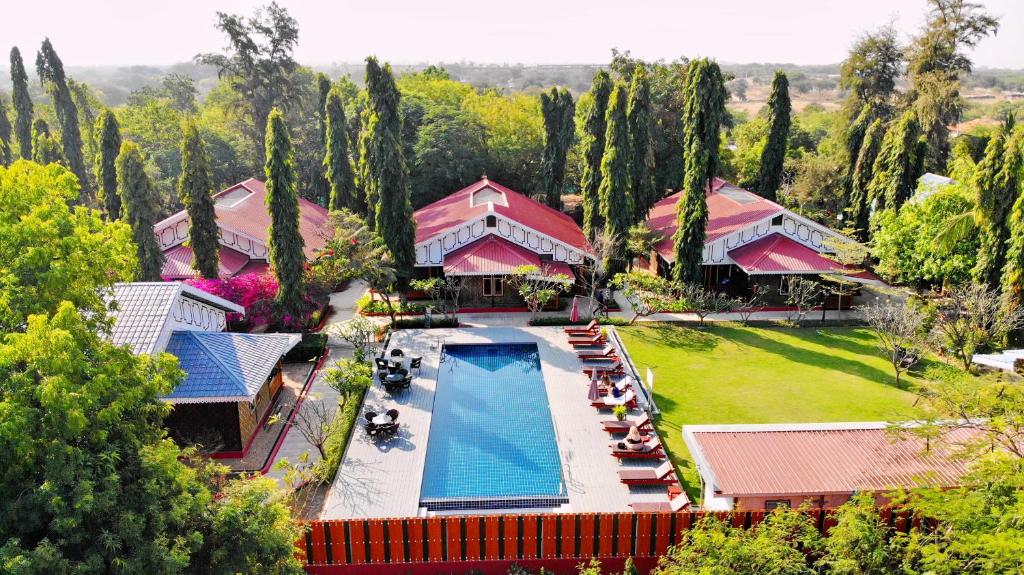 een luchtzicht op een resort met een zwembad bij Ruby True Hotel in Bagan