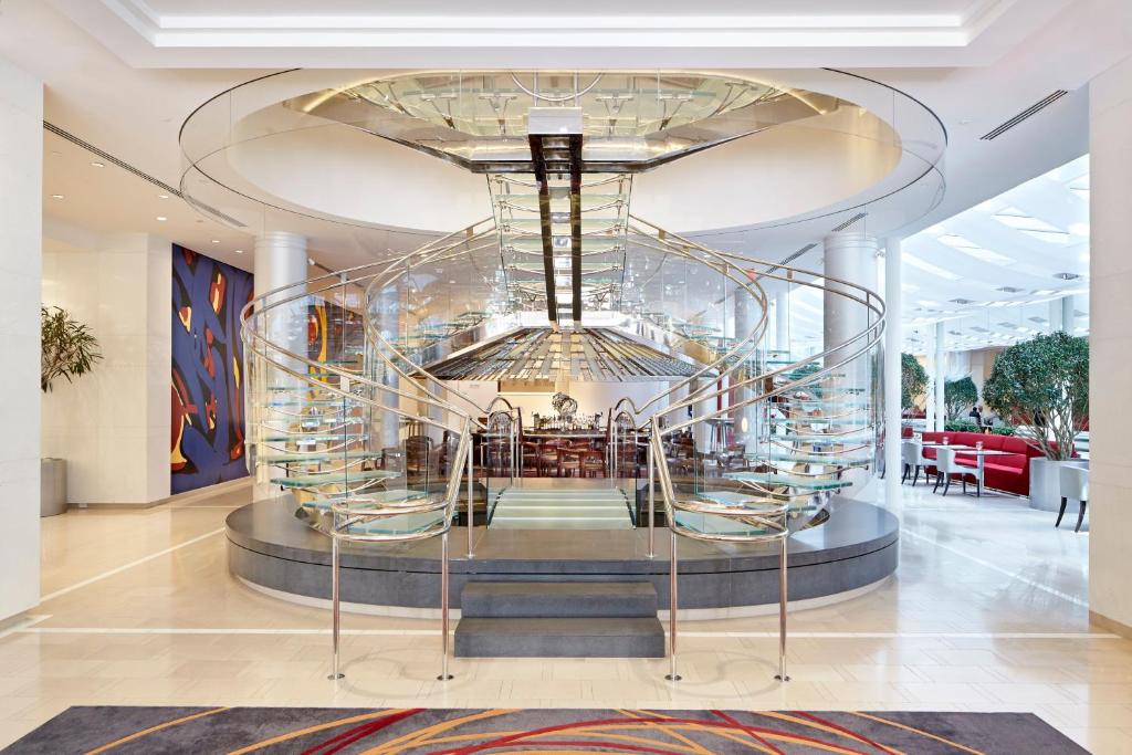 un vestíbulo con una gran escalera de caracol en un edificio en Hotel Indigo Atlanta Downtown, an IHG Hotel en Atlanta