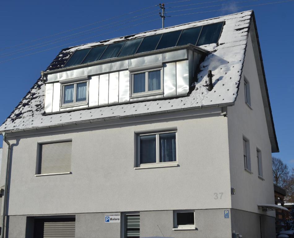 ein Gebäude mit Sonnenkollektoren auf dem Dach in der Unterkunft Ferienwohnung-Balaro Apt I EG-Wohnung mit großer Terrasse! in Weil im Schönbuch