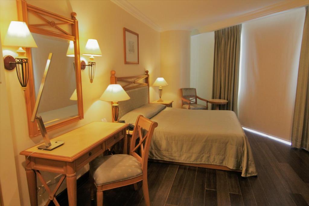Postel nebo postele na pokoji v ubytování The Grand Dame Hotel