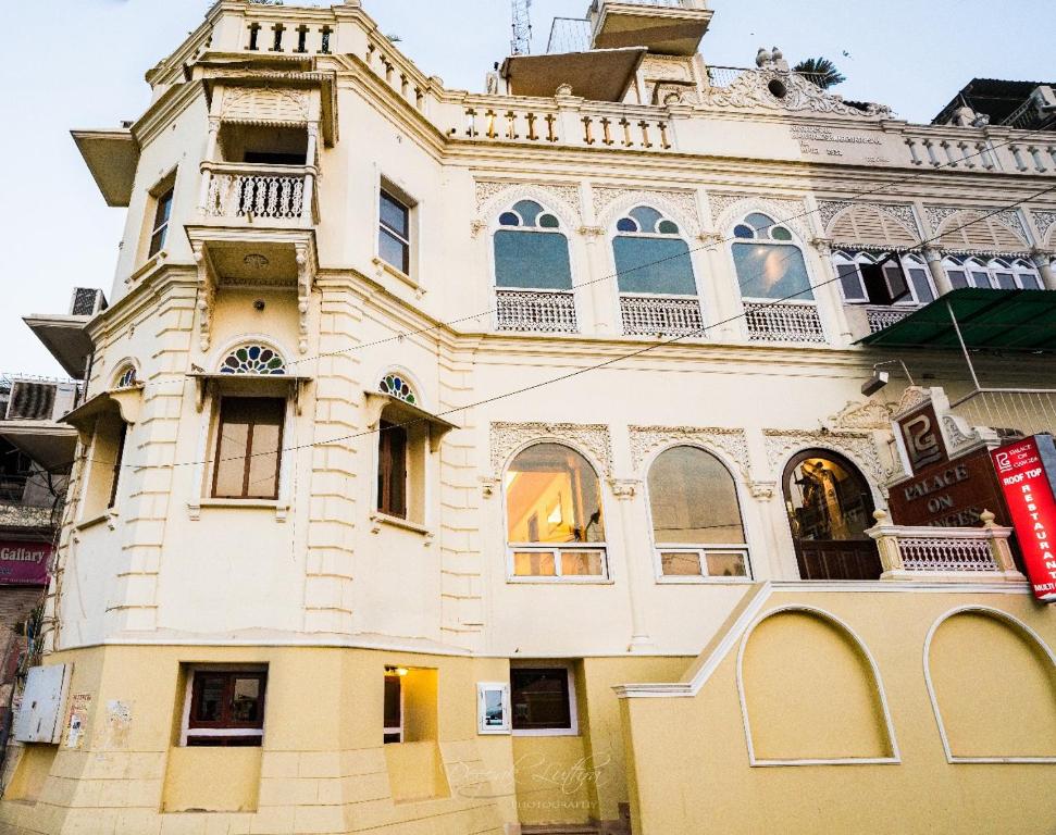 un gran edificio blanco con muchas ventanas en Palace On Ganges - Heritage Hotel, en Varanasi