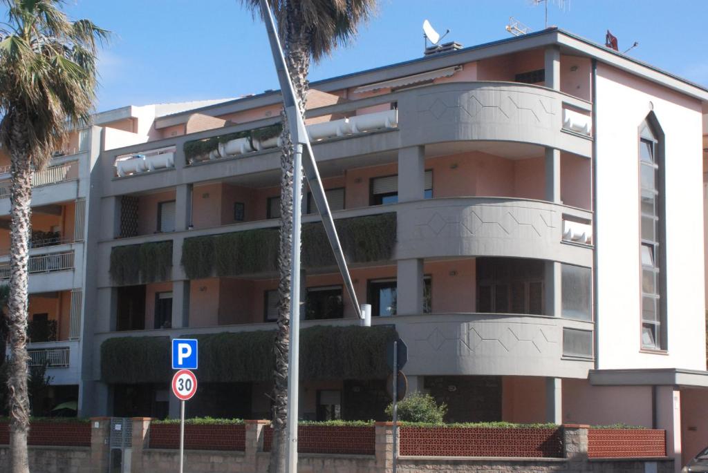 ein Gebäude mit einem Parkschild davor in der Unterkunft Interno 4 in Alghero
