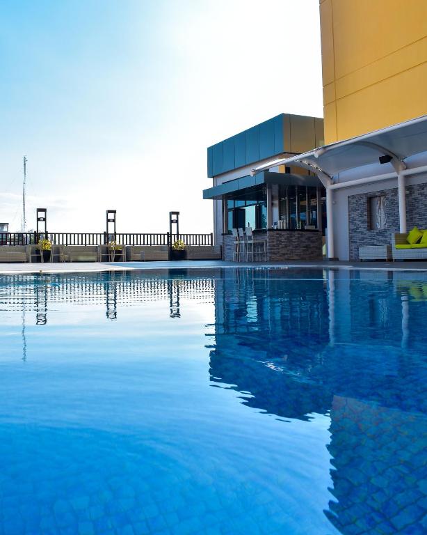 Bazén v ubytování The Royal Mandaya Hotel nebo v jeho okolí
